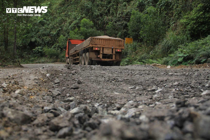 Tuyến quốc lộ 14D trên địa bàn tỉnh Quảng Nam hư hỏng nặng.