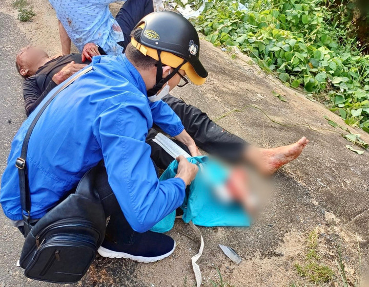 Bác sĩ Giáp sơ cứu cho một nạn nhân trong vụ tai nạn. (Ảnh: Bệnh viện Hùng Vương Gia Lai)