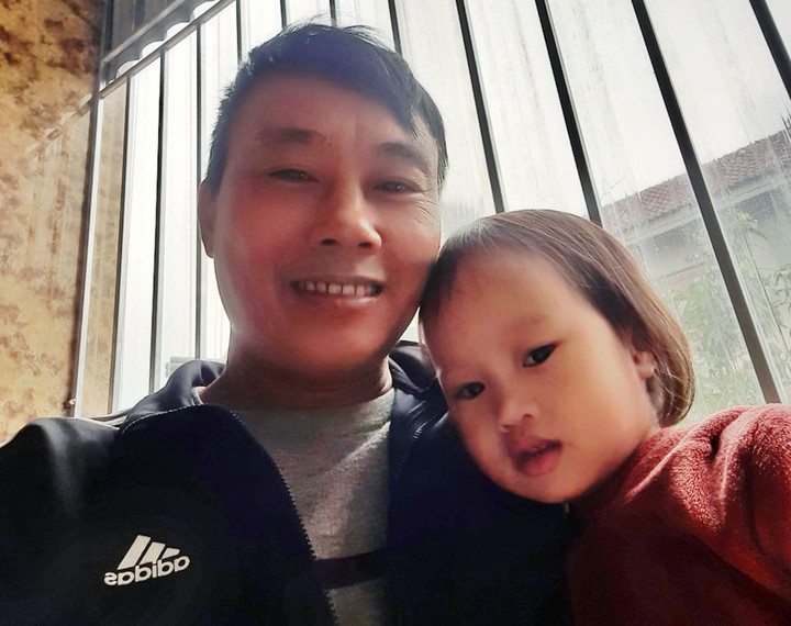 Anh Minh chụp ảnh cùng con gái út. (Ảnh: NVCC)