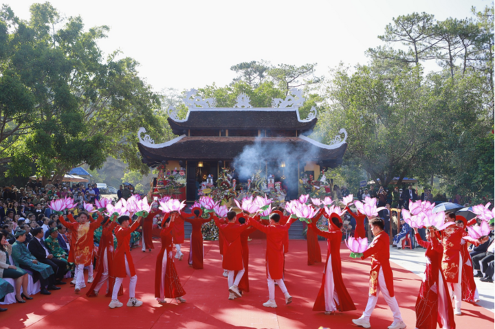 Nghi lễ tại Đền Thượng, di tích Đền Hùng, Tea Resort Prenn, TP. Đà Lạt.