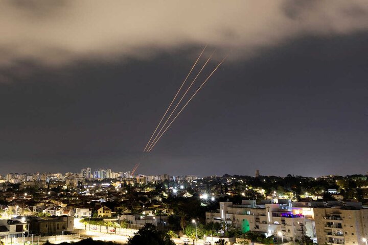 Một hệ thống chống tên lửa hoạt động sau khi Iran phóng máy bay không người lái và tên lửa về phía Israel, nhìn từ Ashkelon, Israel, ngày 14/4. (Ảnh: Reuters)