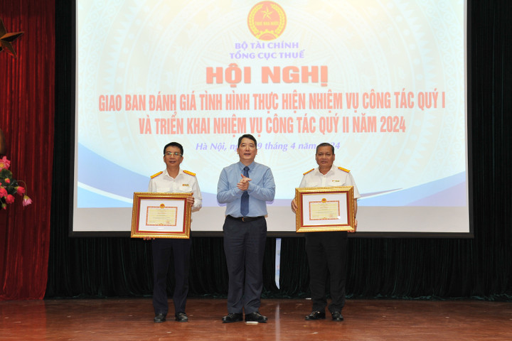 Thứ trưởng Cao Anh Tuấn trao tặng Bằng khen của Bộ trưởng Bộ Tài chính cho Tổng cục trưởng Mai Xuân Thành và Phó Tổng cục trưởng Phi Vân Tuấn.