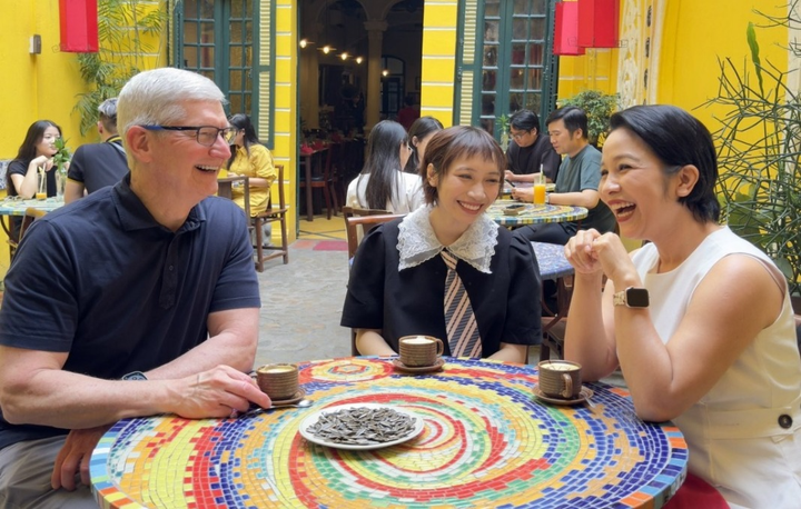 Tim Cook vui mừng trò chuyện cùng Mỹ Linh và Mỹ Anh. (Ảnh: X/Tim Cook)
