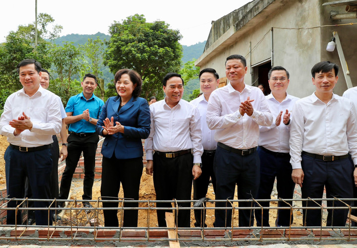 Một số hình ảnh TVHĐTV Agribank Phạm Đức Tuấn tham gia Đoàn thăm và tham dự lễ khởi công làm nhà cho hộ gia đình bà Xa Thị Nhượng, dân tộc Mường ở xóm Doi, xã Hiền Lương, huyện Đà Bắc, tỉnh Hòa Bình.