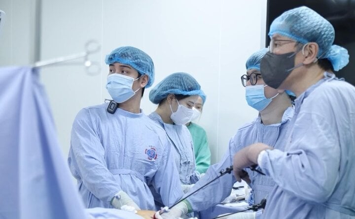 Bác sĩ Nam (bên trái) cùng ê kíp của mình trong một ca phẫu thuật tại Bệnh viện K.