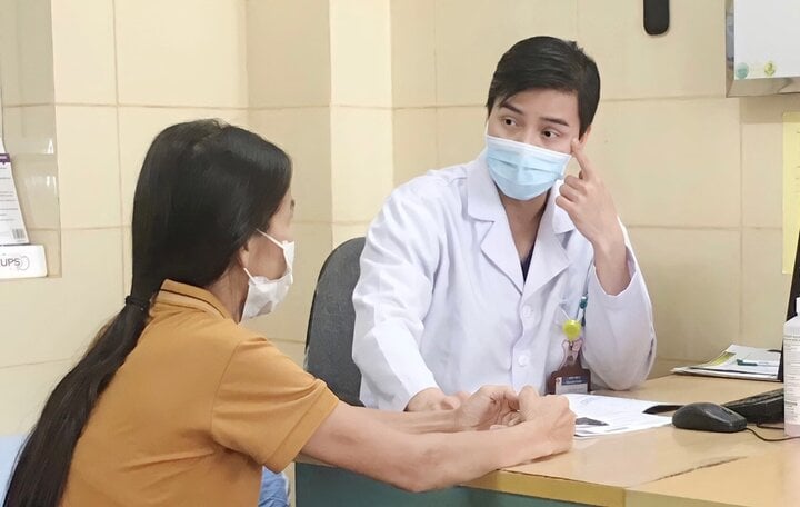 Bác sĩ Hà Hải Nam tư vấn sức khoẻ cho người bệnh. (Ảnh minh họa)