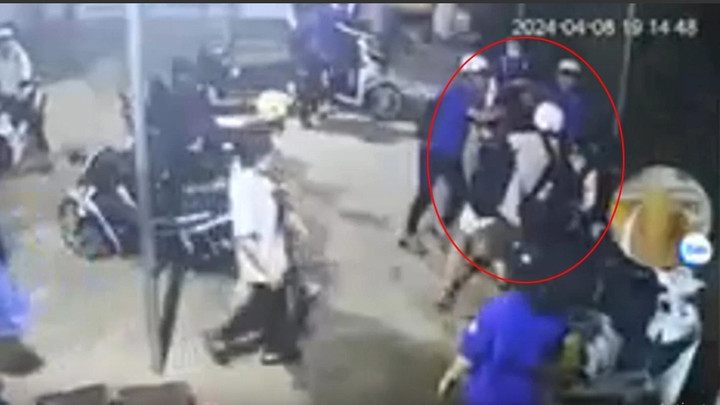 Cảnh em N. bị bạn đánh. (Ảnh mạng xã hội)