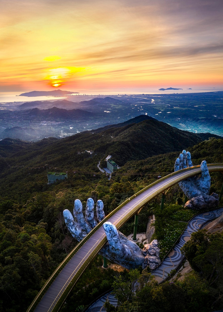 Cầu Vàng - cây cầu nổi tiếng chưa bao giờ hết hot tại Sun World Ba Na Hills.