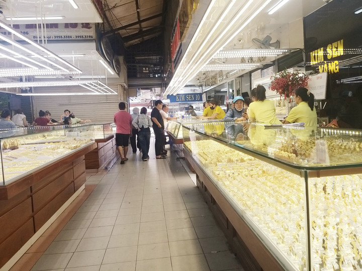 Cục Quản lý thị trường TP.HCM đang kiểm tra các doanh nghiệp tư nhân kinh doanh mua bán vàng trên địa bàn TP theo công điện ngày 20/3 của Thủ tướng. (Ảnh: H. Linh)