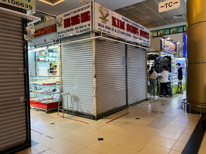 Lý do nhiều tiệm vàng ở TP.HCM đóng cửa giữa cơn sốt giá vàng - 2