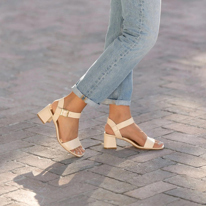 Giày cao gót đế thô phù hợp để phái nữ diện hằng ngày nhằm tôn chiều cao mà không lo đau chân.