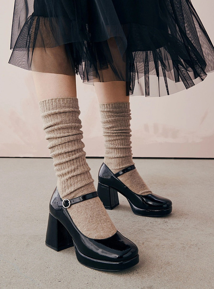 Giày Mary Jane phù hợp cho những cô gái thích "ăn gian" chiều cao nhưng sợ đau chân.