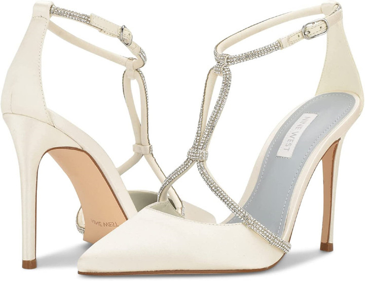 Giày cao gót là món đồ thường thấy trong tủ đồ của phụ nữ.