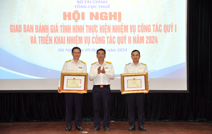 Tổng cục trưởng Mai Xuân Thành trao Bằng khen của Bộ trưởng Bộ Tài chính cho Cục trưởng Nguyễn Bằng Thắng và Phó Cục trưởng Nguyễn Tài Hải.