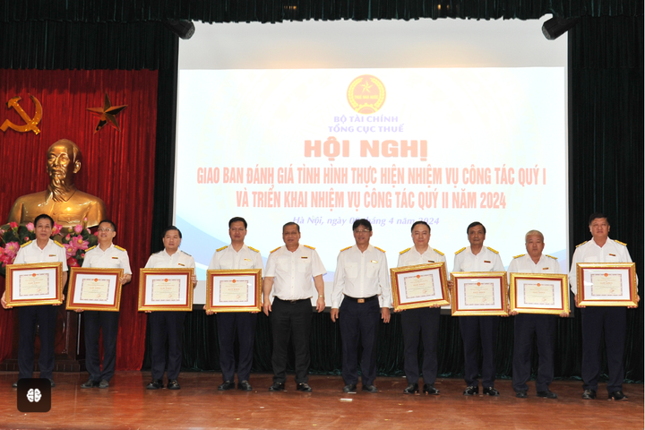 Phó Tổng cục trưởng Phi Vân Tuấn và Phó Tổng cục trưởng Đặng Ngọc Minh trao Giấy khen của Tổng cục trưởng Tổng cục Thuế và chúc mừng các tập thể, cá nhân có thành tích xuất sắc.
