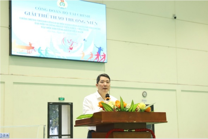 Thứ trưởng Cao Anh Tuấn biểu dương những nỗ lực của các vận động viên.