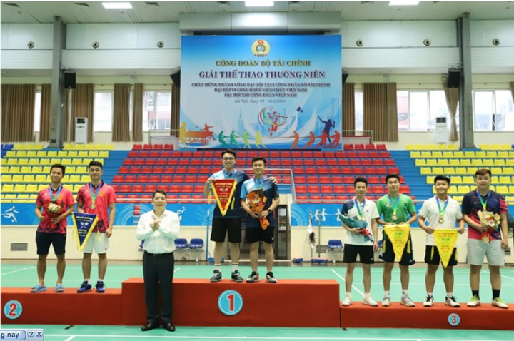 Thứ trưởng Cao Anh Tuấn trao giải cho các vận động viên có thành tích xuất sắc nội dung thi cầu lông đôi nam (dưới 36 tuổi).