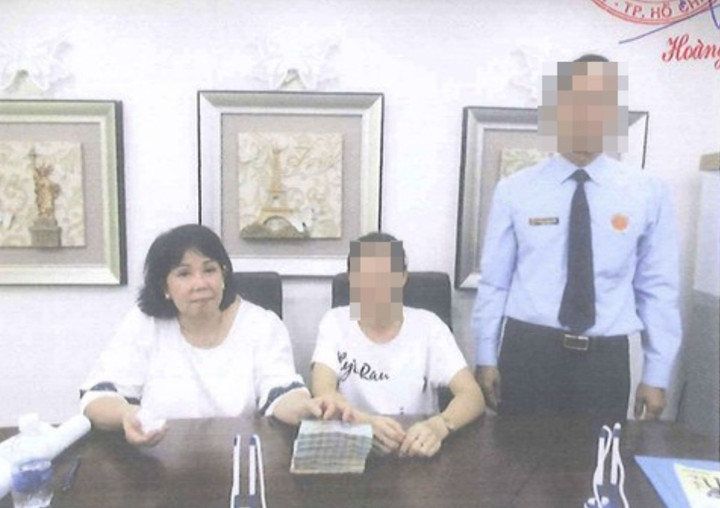 Bà Trần Thị Mỹ Hiền (tóc ngắn, ngoài cùng bên trái).