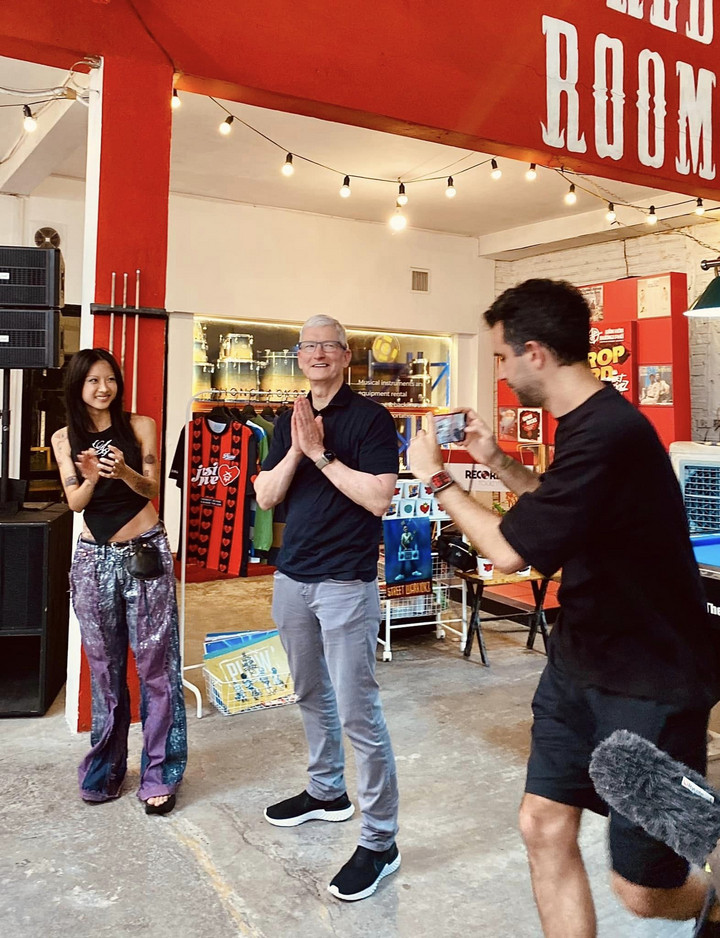 Ngày đầu tiên tại Việt Nam của ông khép lại bằng cuộc gặp biên đạo múa - vũ công VietMax và rapper Suboi. “Thật tuyệt vời khi được nhìn thấy văn hóa hiphop Việt Nam tràn đầy năng lượng”, CEO Apple viết trên X.