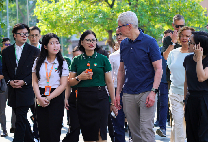 CEO Tim Cook xuất hiện trong trang phục giản dị tại Trường Liên cấp Tiểu học & THCS Ngôi sao Hà Nội