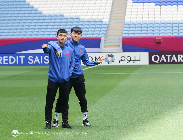 Các cầu thủ hứng khởi khi tham quan mặt sân rất đẹp của Al Janoub.