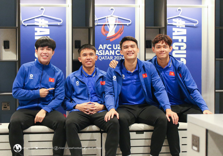 Các cầu thủ vui vẻ chụp ảnh kỷ niệm ở các khu vực khác nhau của sân Al Janoub.