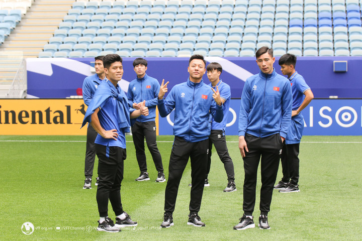 Sáng 16/4, U23 Việt Nam có buổi tham quan sân thi đấu Al Janoub. Đây là nơi diễn ra trận đấu giữa U23 Việt Nam và U23 Kuwait lúc 22h30 ngày 17/4