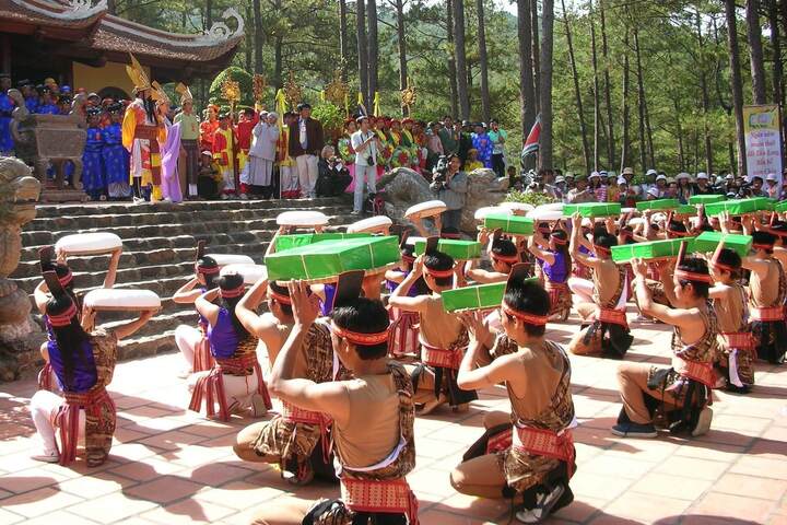 Hằng năm, người Việt dành một ngày để tưởng nhớ các vua Hùng bằng nghi lễ giỗ Tổ. Bạn có biết lễ giỗ tổ Hùng Vương có từ bao giờ (Ảnh: VinWonders)