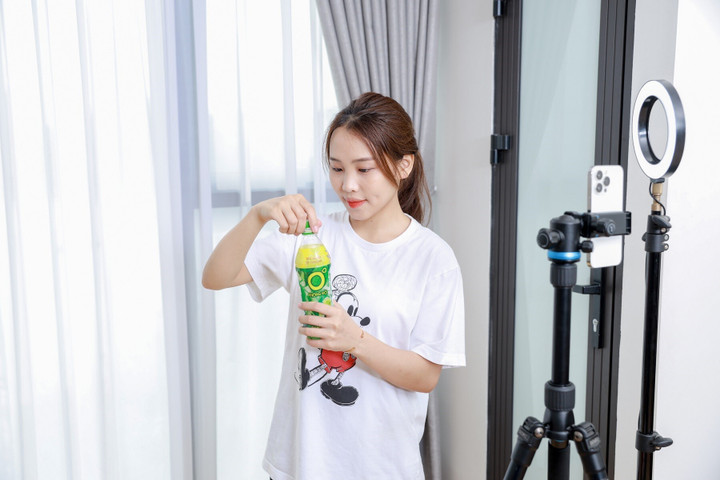 Không chỉ đối mặt với deadline, nhiều người trẻ còn chịu áp lực sáng tạo, làm mới liên tục cho công việc.