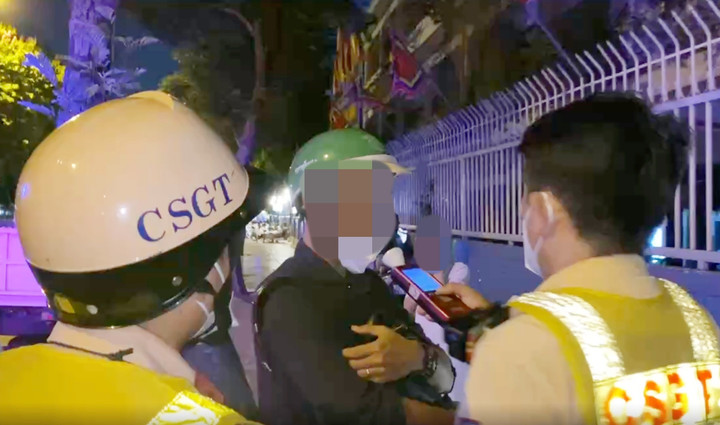 Anh S. cho biết đã nhấp môi 20 lần ở bữa tiệc công ty.