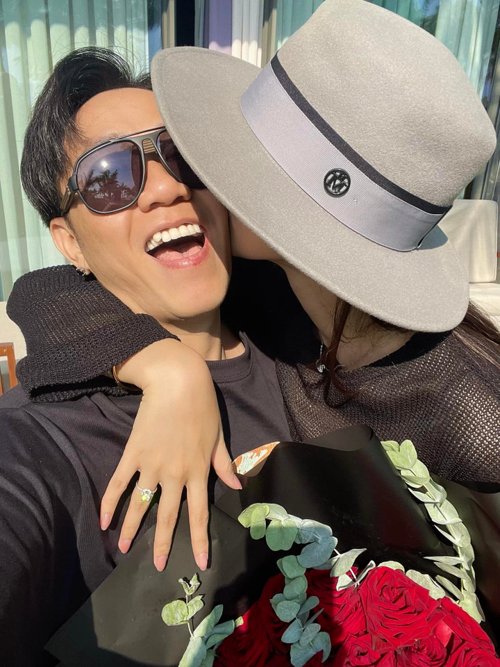 Vào hôm 4/4, Anh Đức đăng tải hình ảnh cầu hôn bạn gái nhưng giấu mặt. Kèm theo đó, nam diễn viên 1987 lên tiếng xác nhận chuyện kết hôn, thông báo đã "chốt đơn" thành công: "Không cần săn sale. Sập sàn. Chốt đơn". Bạn bè, đồng nghiệp và người hâm mộ gửi lời chúc mừng tới nam diễn viên. Trước đó, anh thường được mọi người gọi với biệt danh là "Thánh ế".