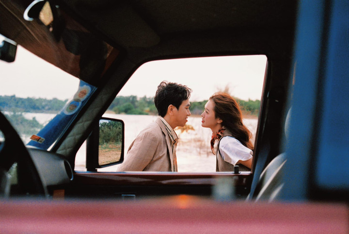 Anh Đức kể nhớ mãi khoảnh khắc cầu hôn khi bạn gái ban đầu bất ngờ, biểu cảm "khó đỡ", sau đó vui và vỡ òa hạnh phúc.