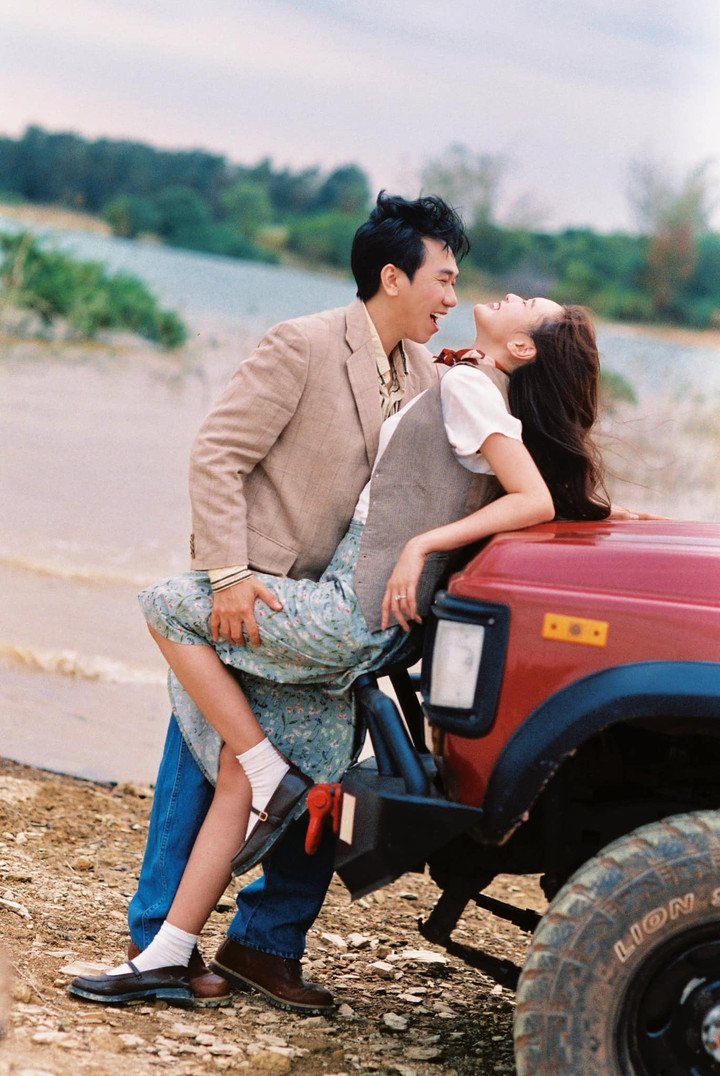 Loạt ảnh được thực hiện theo phong cách cổ điển lãng mạn. Anh Đức cũng dành lời ngọt ngào cho bạn gái: "Anh đã thấy em thật rạng rỡ bên anh, và anh cũng vậy".