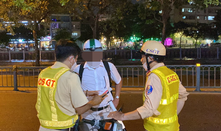 CSGT xử lý vi phạm giao thông.
