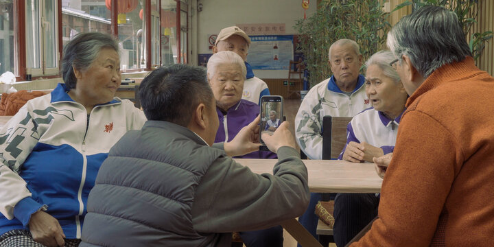 Những người già ở viện dưỡng lão Jingya, Thiên Tân, đang quay các bộ phim ngắn. Ảnh: Theo Ding Rui/ Sixth Tone.