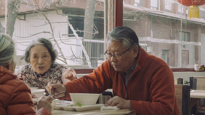 Wang MingXun (phải) thưởng thức bữa ăn tại Viện dưỡng lão Jingya.  (Ảnh: Sixth Tone)