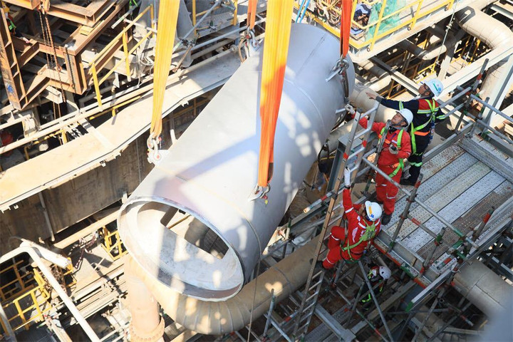 Người lao động Dầu khí thực hiện công tác BDSC tại Nhà máy Lọc dầu Dung Quất.