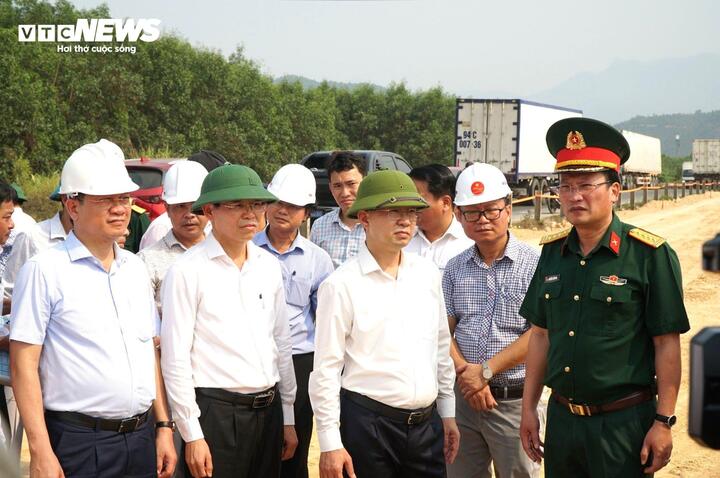 Bí thư Thành ủy Đà Nẵng Nguyễn Văn Quảng kiểm tra tại dự án.