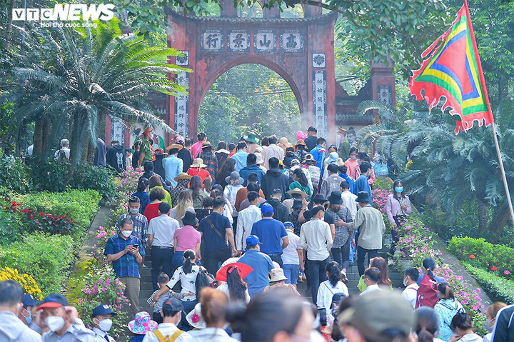 10/3 Âm lịch hằng năm là dịp người dân hành hương về Đền Hùng, ôn lại nguồn gốc, ý nghĩa của ngày Giỗ Tổ Hùng Vương. (Ảnh: Đắc Huy)