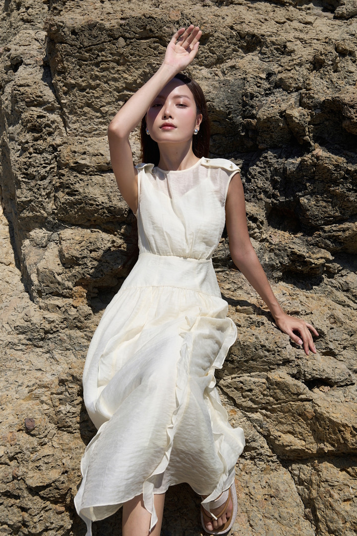 Các cô gái muốn xuất hiện trang nhã nhưng vẫn cần sự nổi bật khi đi làm, giữa một bữa tiệc hay trong buổi ra mắt hãy chọn thiết kế được cắt may từ chất liệu Tencel sinh học cao cấp. Vải có độ bền màu cao, ít bị co giãn, giữ được phom tốt. Bề mặt mềm mịn giúp người mặc trải nghiệm cảm giác thoải mái và nhẹ nhàng trên da.