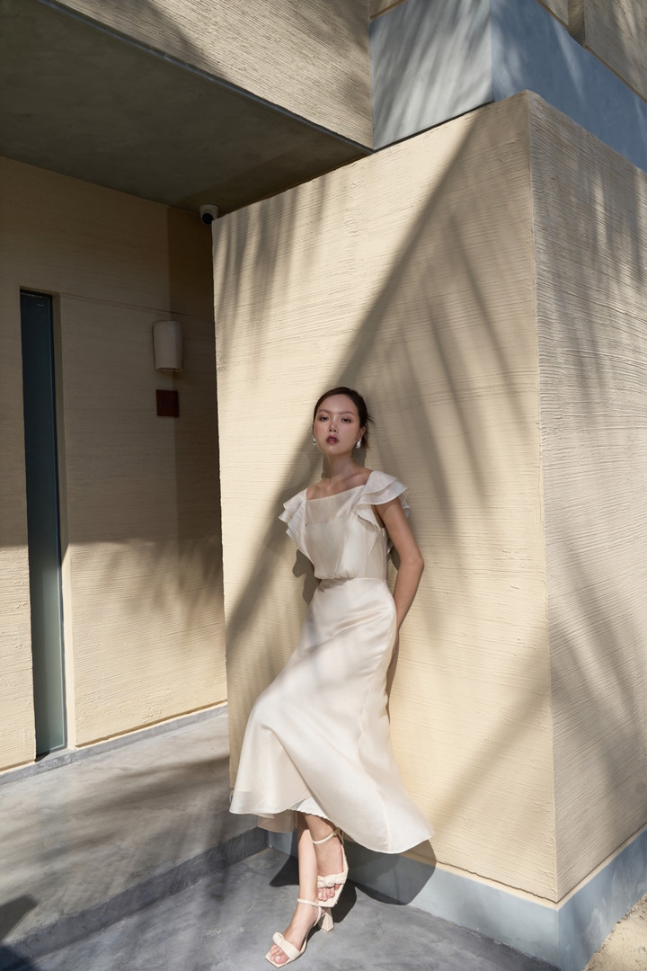 Một thiết kế đầm vừa phù hợp đến nơi công sở vừa hướng đến những chuyến du lịch rất đáng để có trong tủ đồ nàng mùa hè này. Đầm mang dáng cổ vuông, làm nổi bật phần phần trên của người mặc. Đặc biệt, điểm các chi tiết bèo phần tay, tạo sự nhẹ nhàng và bay bổng. Thêm vào đó, đầm sở hữu tone màu nhẹ nhàng và tươi sáng, phù hợp với bầu không khí mùa xuân hè.