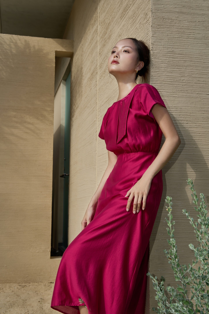 Đầm dáng xòe nhẹ cùng chiều dài midi, được thiết kế theo phong cách cổ điển, tinh tế nhưng vẫn đủ nổi bật qua các điểm nhấn xếp nếp phần chân cổ và thân trước. Kiểu dáng ôm eo nhẹ, bồng bềnh ở thân dưới giúp che đi những khuyết điểm cũng như tôn lên vóc dáng người mặc.