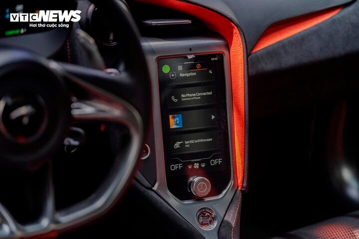 Màn hình trung tâm hướng người lái với kết nối Apple Car Play/Android Auto.