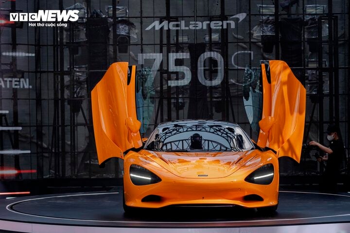 McLaren 750S cũng được tối ưu về trọng lượng với nhiều chi tiết được làm từ carbon.