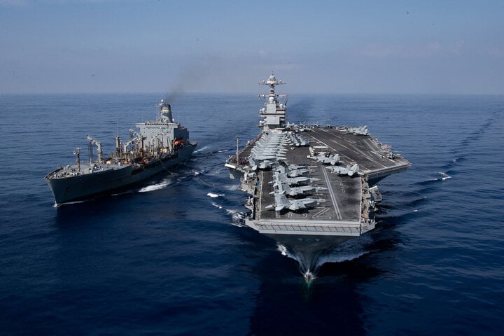 Tàu sân bay USS Gerald R. Ford di chuyển cùng USNS Laramie (T-AO-203) trong một lần tiếp nhiên liệu trên biển ở phía đông Địa Trung Hải. (Ảnh: Reuters)