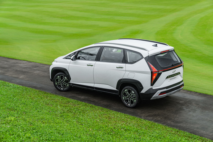 Hyundai Stargazer X được nâng cấp một số chi tiết ngoại thất.