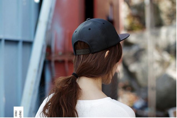 Các bạn nữ có thể buộc tóc thấp khi đội mũ bóng chày.