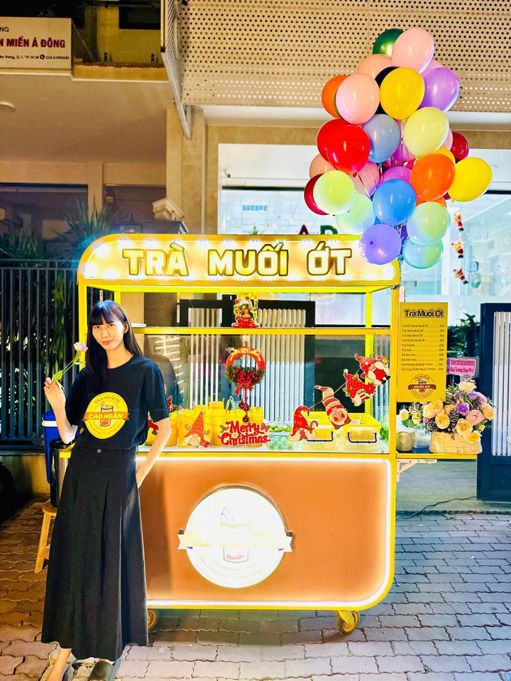 Ngoài nghề người mẫu, Cao Ngân còn khởi nghiệp với xe trà muối ớt bán ở vỉa hè.