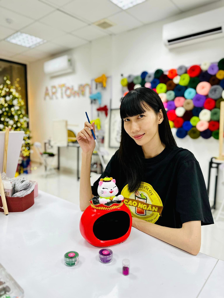 Cao Ngân thừa nhận, ban đầu nhiều khán giả tìm đến xe trà muối ớt của cô vì tò mò về "người mẫu đi bán trà vỉa hè".