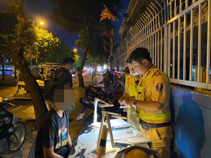 Anh Đ. bỏ chạy vào trong hẻm khi thấy CSGT lập chốt kiểm tra nồng độ cồn.